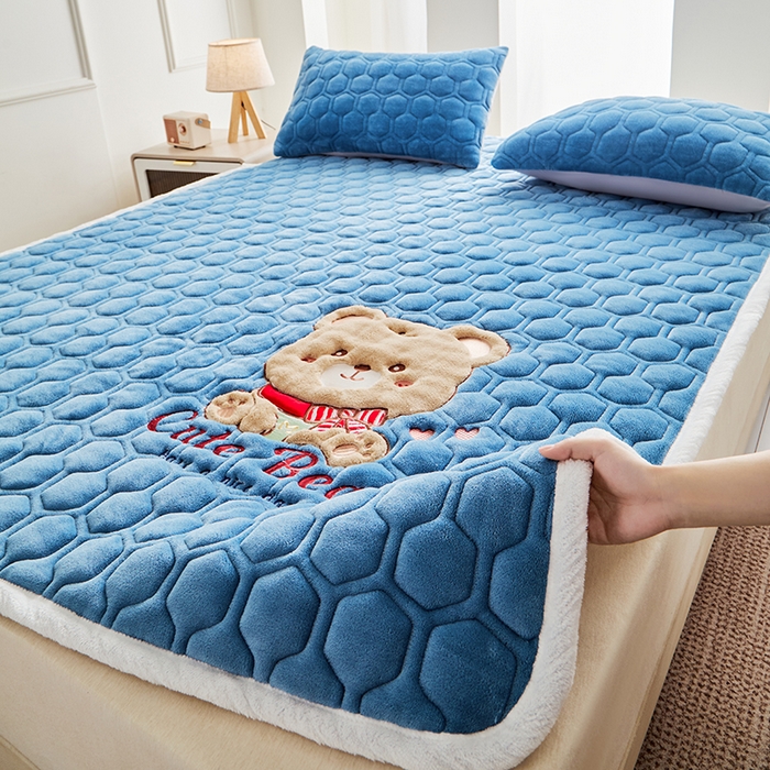 初心家纺 2025新款卡通绣花牛奶绒夹棉床垫 可爱熊-深海蓝