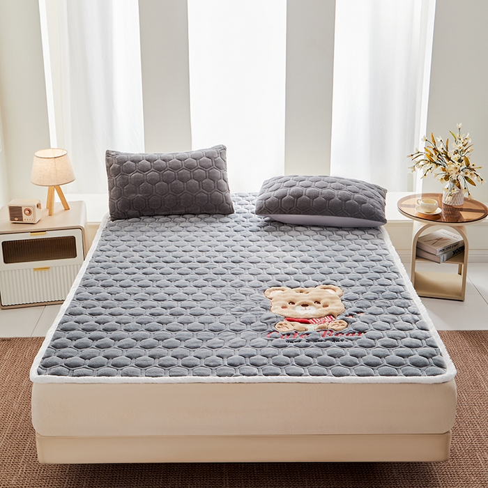 91家纺网 家纺一手货源 找家纺 初心家纺 2025新款卡通绣花牛奶绒夹棉床垫 可爱熊-深灰