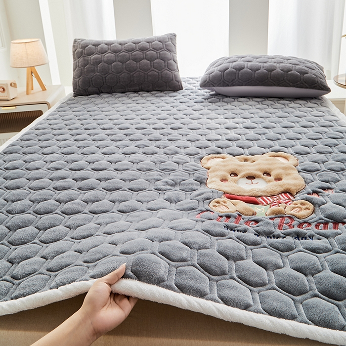 91家纺网 家纺一手货源 找家纺 初心家纺 2025新款卡通绣花牛奶绒夹棉床垫 可爱熊-深灰