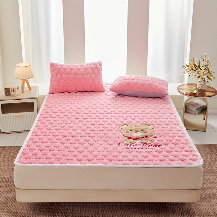 91家纺网 家纺一手货源 找家纺 初心家纺 2025新款卡通绣花牛奶绒夹棉床垫 可爱熊-蜜桃粉