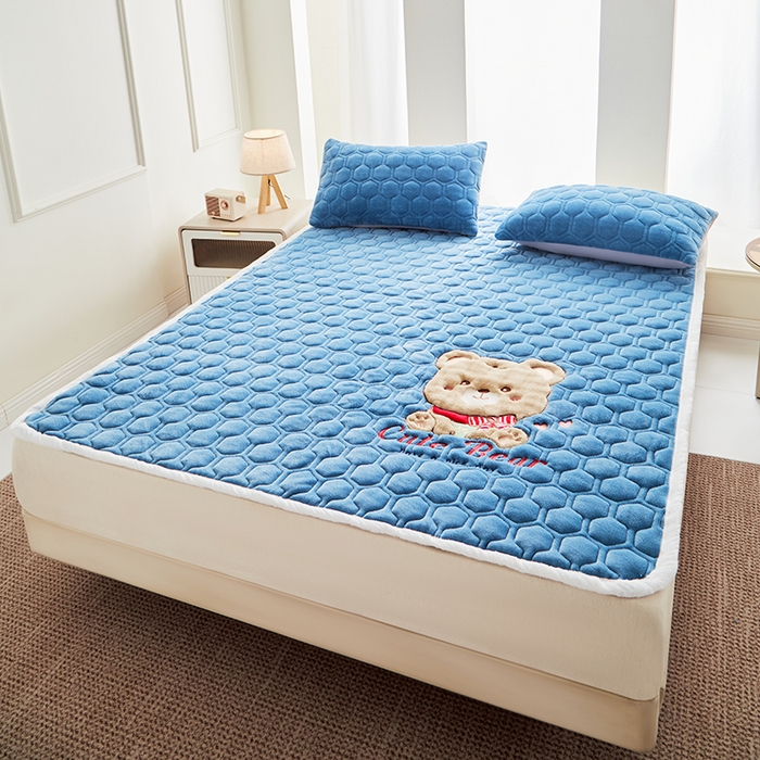 91家纺网 家纺一手货源 找家纺 初心家纺 2025新款卡通绣花牛奶绒夹棉床垫 可爱熊-深海蓝