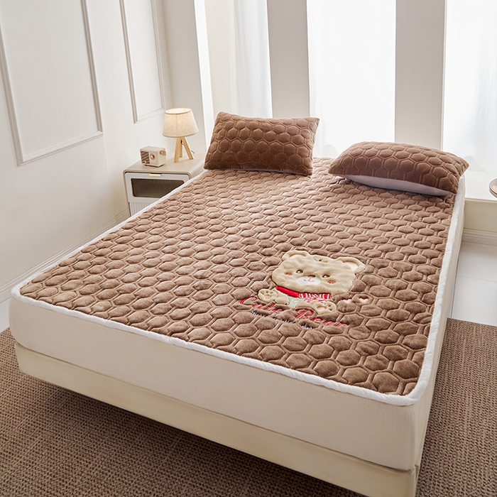 91家纺网 家纺一手货源 找家纺 初心家纺 2025新款卡通绣花牛奶绒夹棉床垫 可爱熊-咖啡色