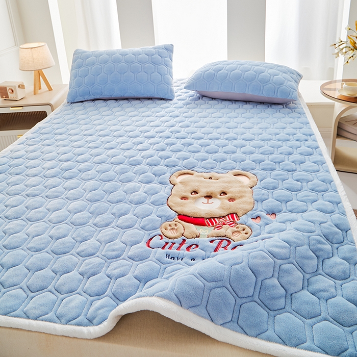 91家纺网 家纺一手货源 找家纺 初心家纺 2025新款卡通绣花牛奶绒夹棉床垫 可爱熊-天蓝
