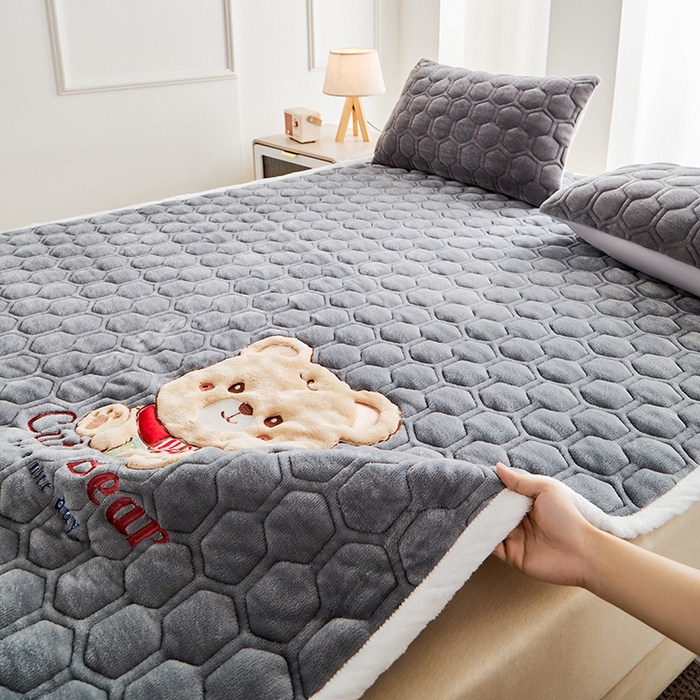 91家纺网 家纺一手货源 找家纺 初心家纺 2025新款卡通绣花牛奶绒夹棉床垫 可爱熊-深灰