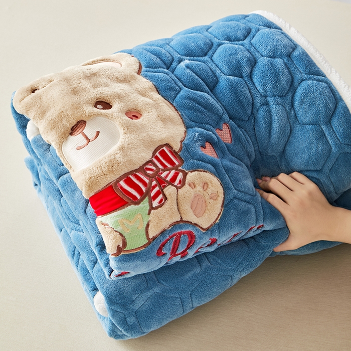 91家纺网 家纺一手货源 找家纺 初心家纺 2025新款卡通绣花牛奶绒夹棉床垫 可爱熊-深海蓝