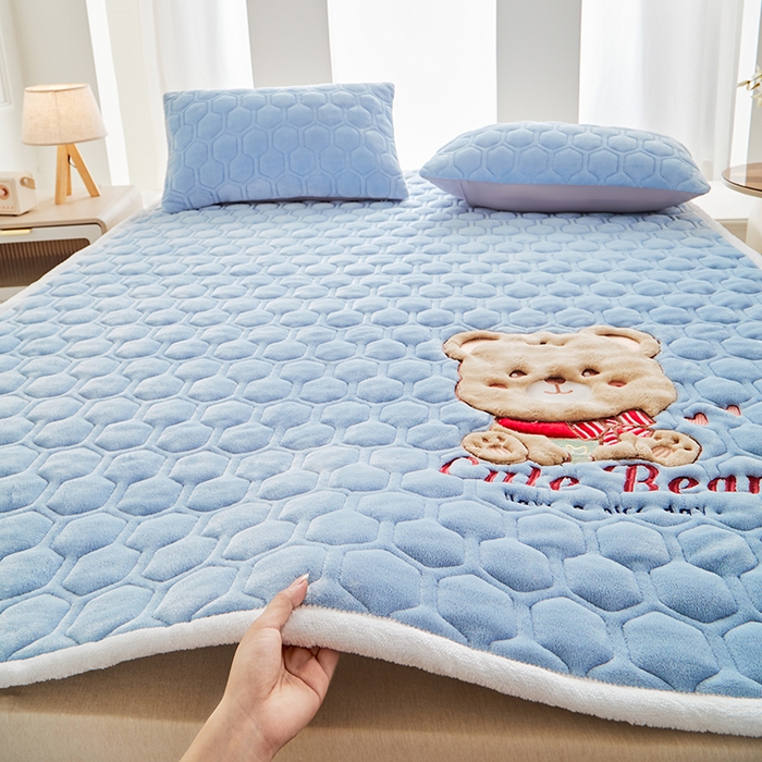 91家纺网 家纺一手货源 找家纺 初心家纺 2025新款卡通绣花牛奶绒夹棉床垫 可爱熊-天蓝