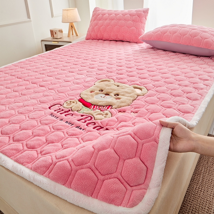 初心家纺 2025新款卡通绣花牛奶绒夹棉床垫 可爱熊-蜜桃粉