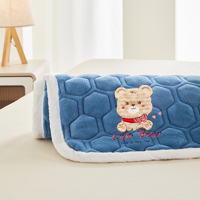 91家纺网 家纺一手货源 找家纺 初心家纺 2025新款卡通绣花牛奶绒夹棉床垫 可爱熊-深海蓝