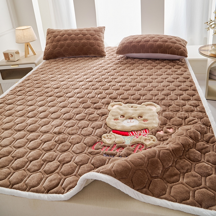 91家纺网 家纺一手货源 找家纺 初心家纺 2025新款卡通绣花牛奶绒夹棉床垫 可爱熊-咖啡色