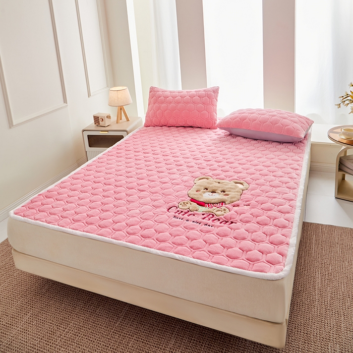 91家纺网 家纺一手货源 找家纺 初心家纺 2025新款卡通绣花牛奶绒夹棉床垫 可爱熊-蜜桃粉