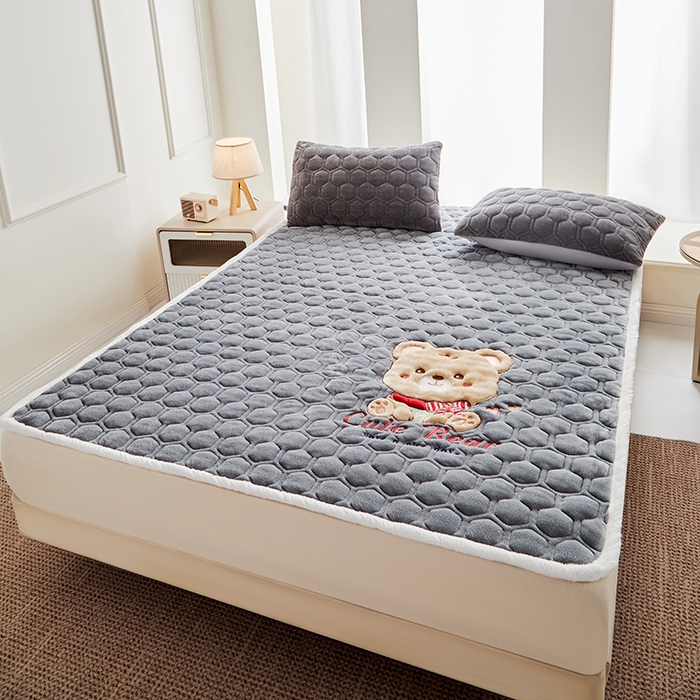 91家纺网 家纺一手货源 找家纺 初心家纺 2025新款卡通绣花牛奶绒夹棉床垫 可爱熊-深灰