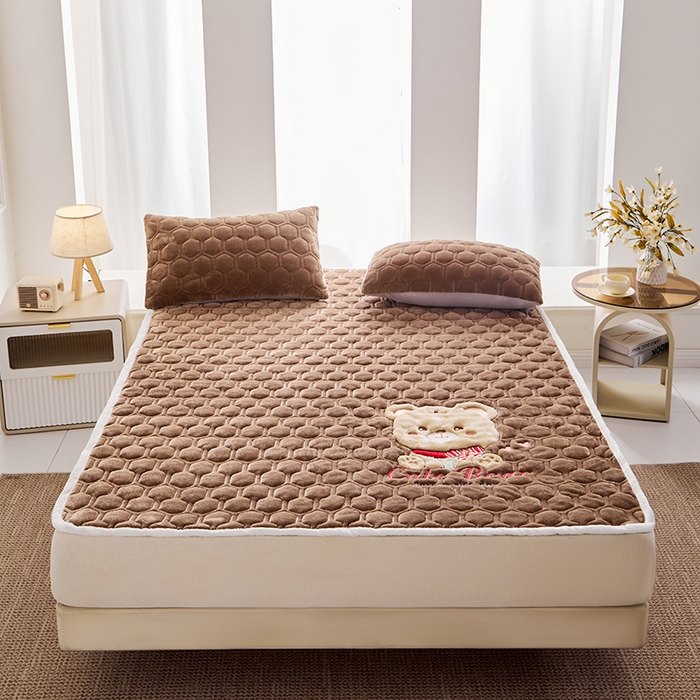 91家纺网 家纺一手货源 找家纺 初心家纺 2025新款卡通绣花牛奶绒夹棉床垫 可爱熊-咖啡色