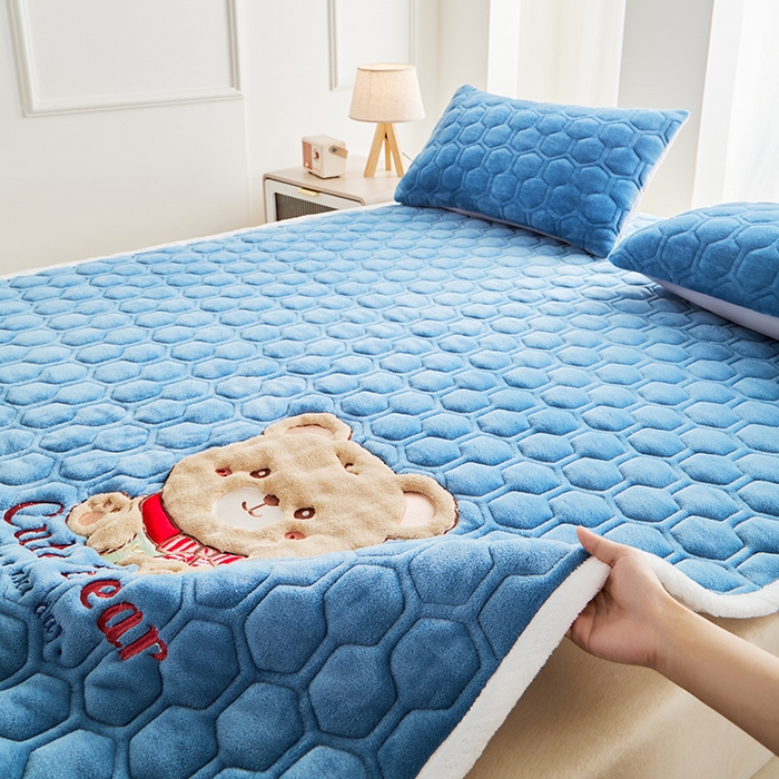 91家纺网 家纺一手货源 找家纺 初心家纺 2025新款卡通绣花牛奶绒夹棉床垫 可爱熊-深海蓝