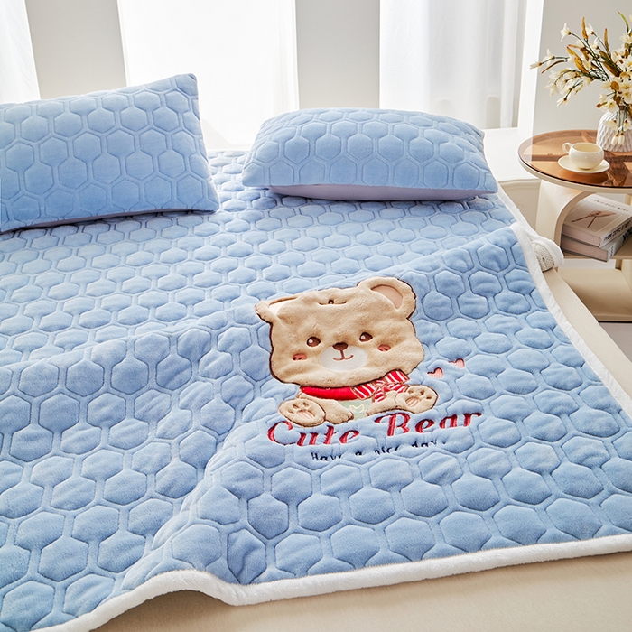 91家纺网 家纺一手货源 找家纺 初心家纺 2025新款卡通绣花牛奶绒夹棉床垫 可爱熊-天蓝