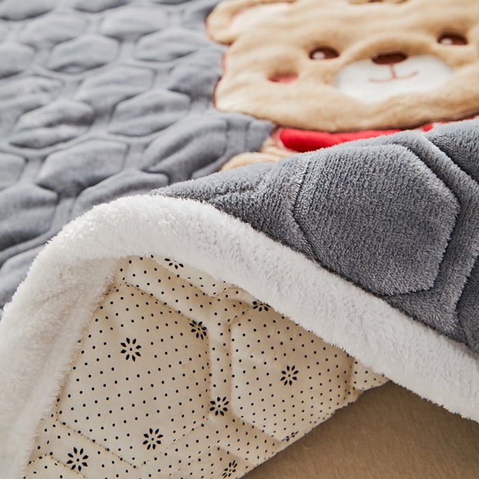 91家纺网 家纺一手货源 找家纺 初心家纺 2025新款卡通绣花牛奶绒夹棉床垫 可爱熊-深灰