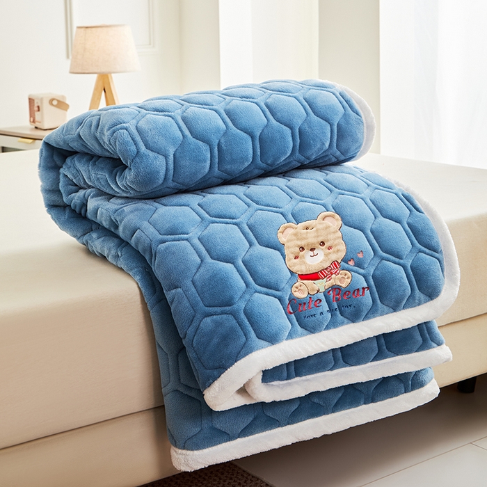 91家纺网 家纺一手货源 找家纺 初心家纺 2025新款卡通绣花牛奶绒夹棉床垫 可爱熊-深海蓝