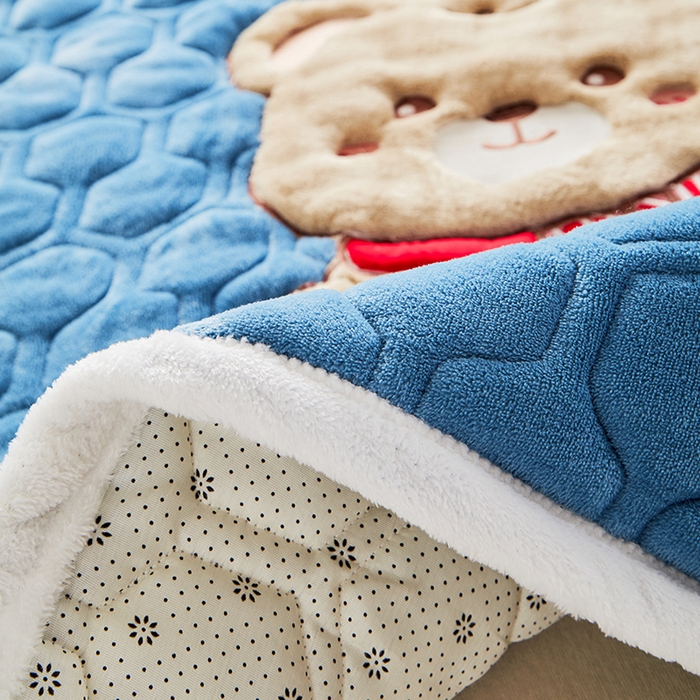 91家纺网 家纺一手货源 找家纺 初心家纺 2025新款卡通绣花牛奶绒夹棉床垫 可爱熊-深海蓝