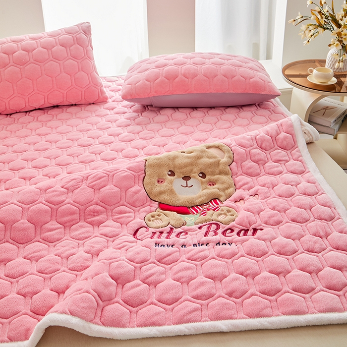 91家纺网 家纺一手货源 找家纺 初心家纺 2025新款卡通绣花牛奶绒夹棉床垫 可爱熊-蜜桃粉