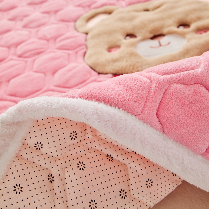 91家纺网 家纺一手货源 找家纺 初心家纺 2025新款卡通绣花牛奶绒夹棉床垫 可爱熊-蜜桃粉