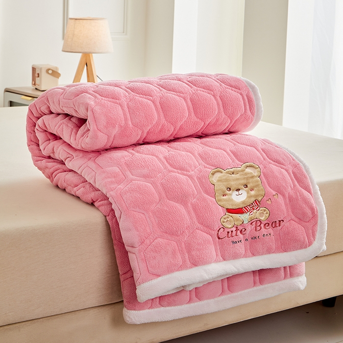 91家纺网 家纺一手货源 找家纺 初心家纺 2025新款卡通绣花牛奶绒夹棉床垫 可爱熊-蜜桃粉