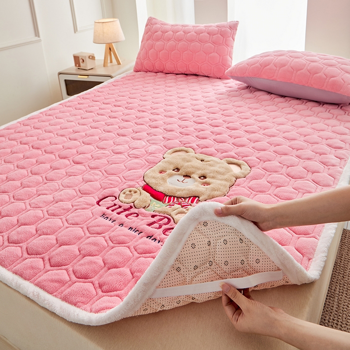91家纺网 家纺一手货源 找家纺 初心家纺 2025新款卡通绣花牛奶绒夹棉床垫 可爱熊-蜜桃粉