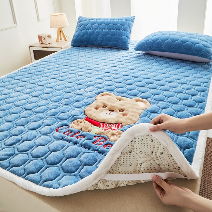 91家纺网 家纺一手货源 找家纺 初心家纺 2025新款卡通绣花牛奶绒夹棉床垫 可爱熊-深海蓝