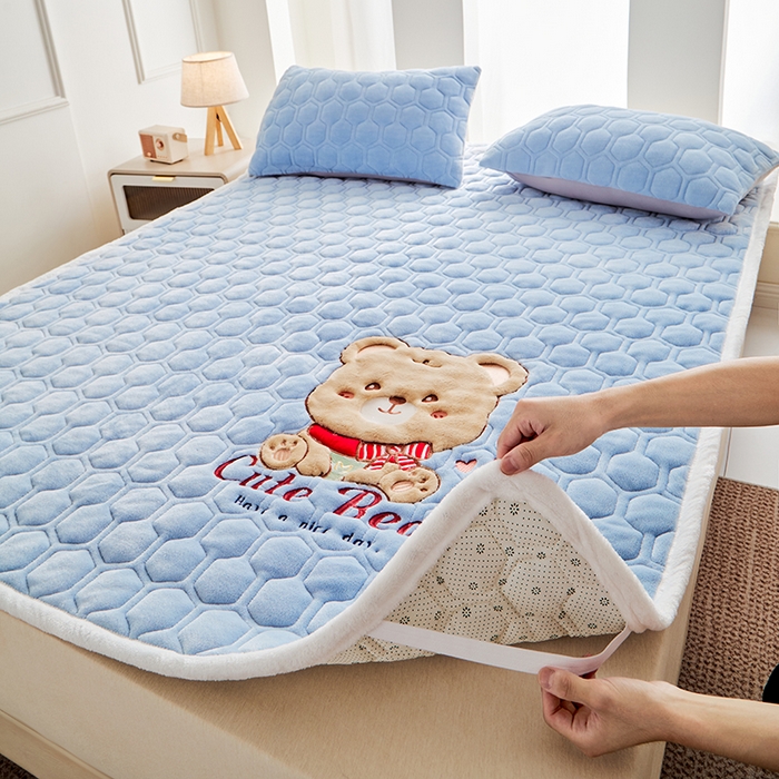 91家纺网 家纺一手货源 找家纺 初心家纺 2025新款卡通绣花牛奶绒夹棉床垫 可爱熊-天蓝