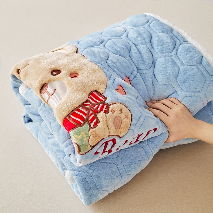 91家纺网 家纺一手货源 找家纺 初心家纺 2025新款卡通绣花牛奶绒夹棉床垫 可爱熊-天蓝