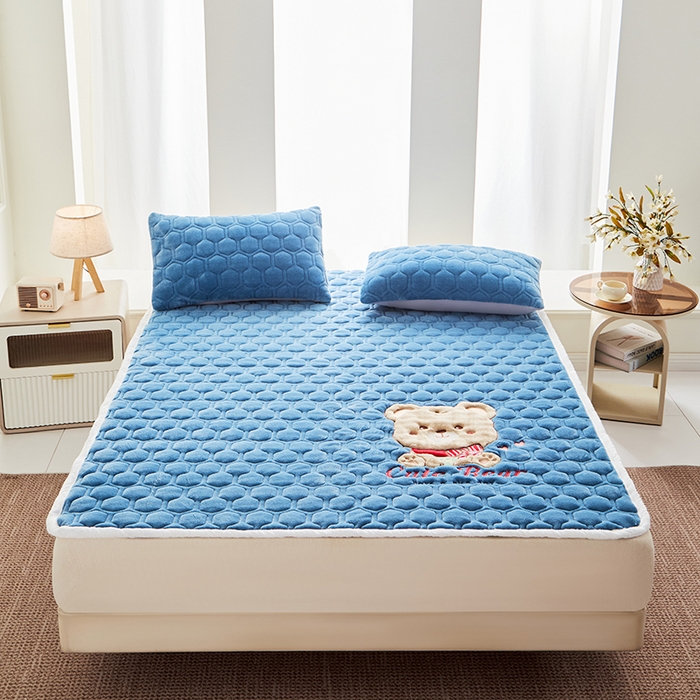 91家纺网 家纺一手货源 找家纺 初心家纺 2025新款卡通绣花牛奶绒夹棉床垫 可爱熊-深海蓝