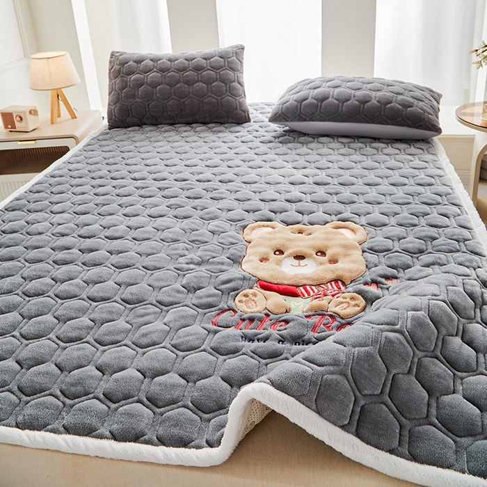 91家纺网 家纺一手货源 找家纺 初心家纺 2025新款卡通绣花牛奶绒夹棉床垫 可爱熊-深灰