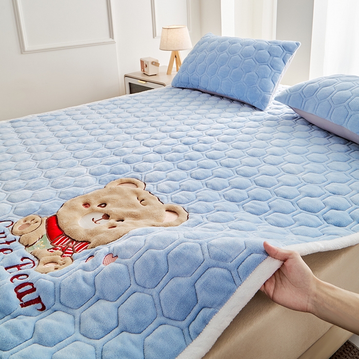 91家纺网 家纺一手货源 找家纺 初心家纺 2025新款卡通绣花牛奶绒夹棉床垫 可爱熊-天蓝