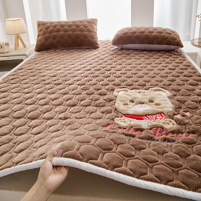 91家纺网 家纺一手货源 找家纺 初心家纺 2025新款卡通绣花牛奶绒夹棉床垫 可爱熊-咖啡色