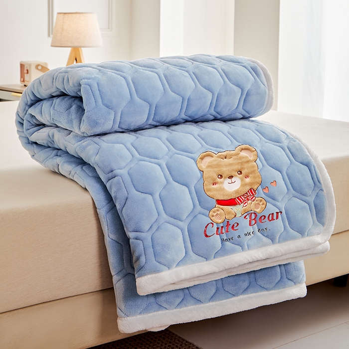 91家纺网 家纺一手货源 找家纺 初心家纺 2025新款卡通绣花牛奶绒夹棉床垫 可爱熊-天蓝