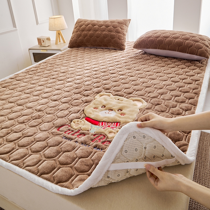 91家纺网 家纺一手货源 找家纺 初心家纺 2025新款卡通绣花牛奶绒夹棉床垫 可爱熊-咖啡色