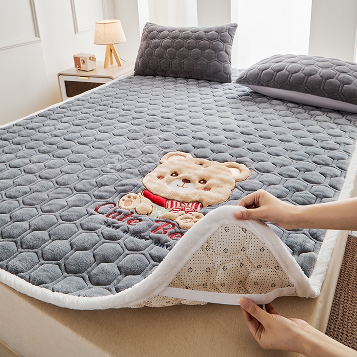91家纺网 家纺一手货源 找家纺 初心家纺 2025新款卡通绣花牛奶绒夹棉床垫 可爱熊-深灰