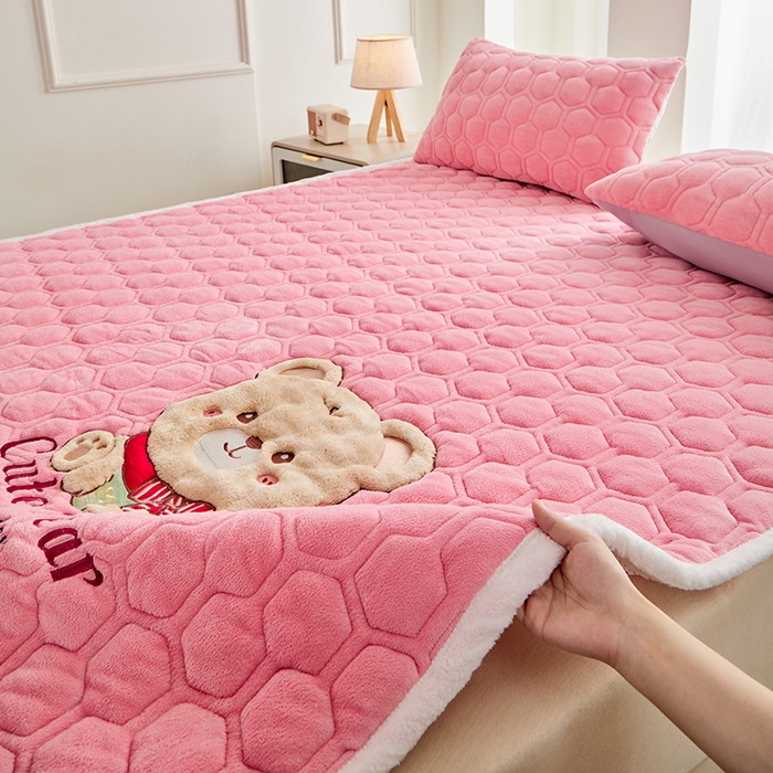 91家纺网 家纺一手货源 找家纺 初心家纺 2025新款卡通绣花牛奶绒夹棉床垫 可爱熊-蜜桃粉