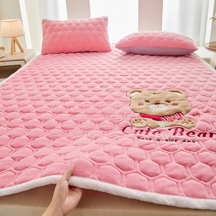 91家纺网 家纺一手货源 找家纺 初心家纺 2025新款卡通绣花牛奶绒夹棉床垫 可爱熊-蜜桃粉
