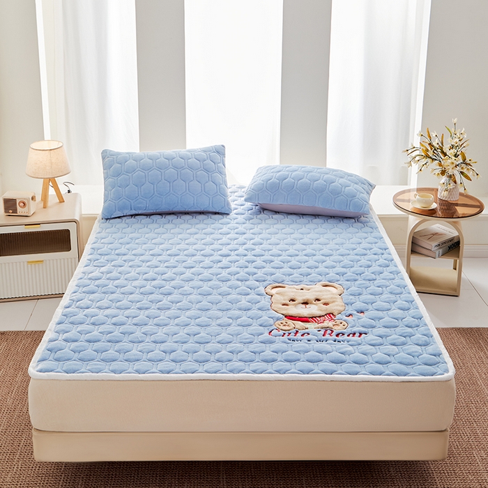 91家纺网 家纺一手货源 找家纺 初心家纺 2025新款卡通绣花牛奶绒夹棉床垫 可爱熊-天蓝