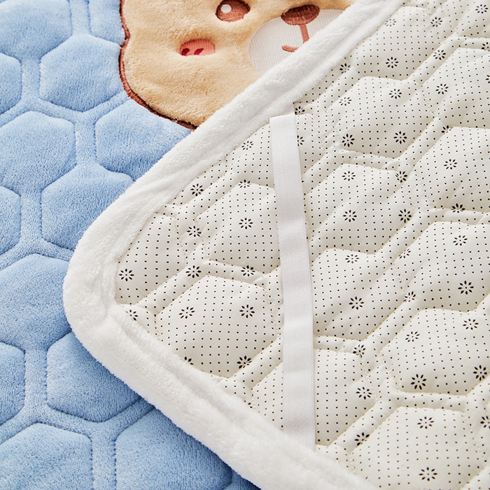 91家纺网 家纺一手货源 找家纺 初心家纺 2025新款卡通绣花牛奶绒夹棉床垫 可爱熊-天蓝