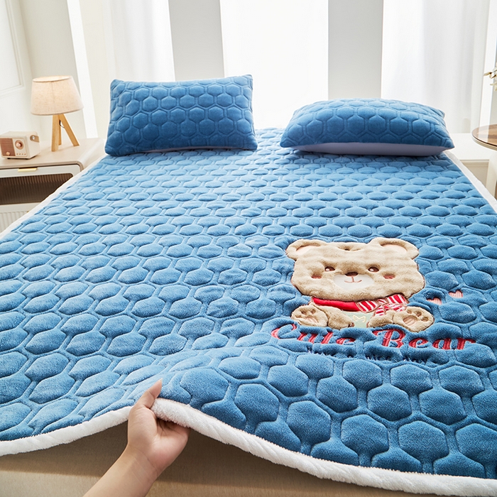 91家纺网 家纺一手货源 找家纺 初心家纺 2025新款卡通绣花牛奶绒夹棉床垫 可爱熊-深海蓝
