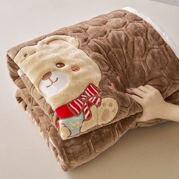 91家纺网 家纺一手货源 找家纺 初心家纺 2025新款卡通绣花牛奶绒夹棉床垫 可爱熊-咖啡色