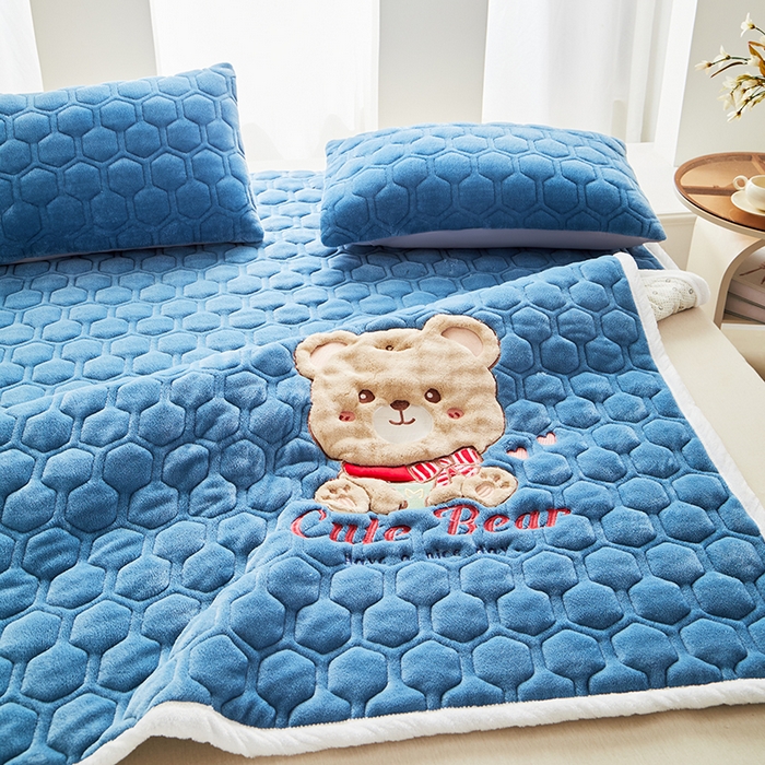 91家纺网 家纺一手货源 找家纺 初心家纺 2025新款卡通绣花牛奶绒夹棉床垫 可爱熊-深海蓝