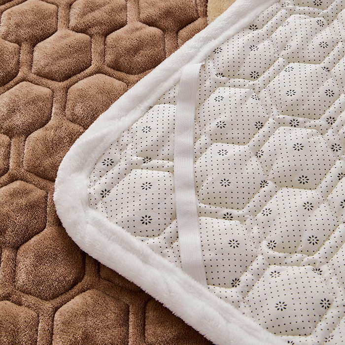 91家纺网 家纺一手货源 找家纺 初心家纺 2025新款卡通绣花牛奶绒夹棉床垫 可爱熊-咖啡色