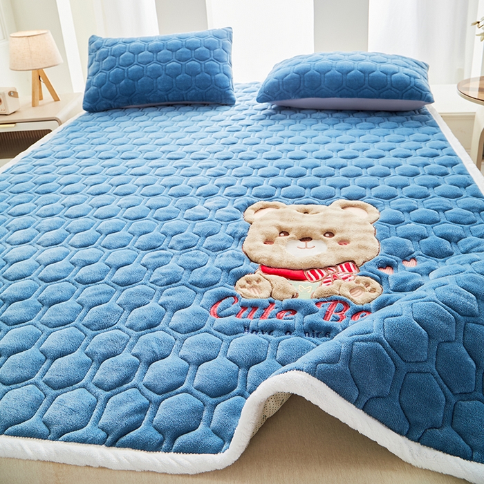 91家纺网 家纺一手货源 找家纺 初心家纺 2025新款卡通绣花牛奶绒夹棉床垫 可爱熊-深海蓝
