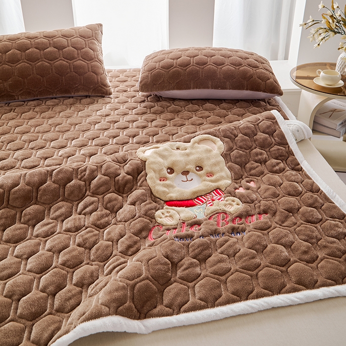 91家纺网 家纺一手货源 找家纺 初心家纺 2025新款卡通绣花牛奶绒夹棉床垫 可爱熊-咖啡色