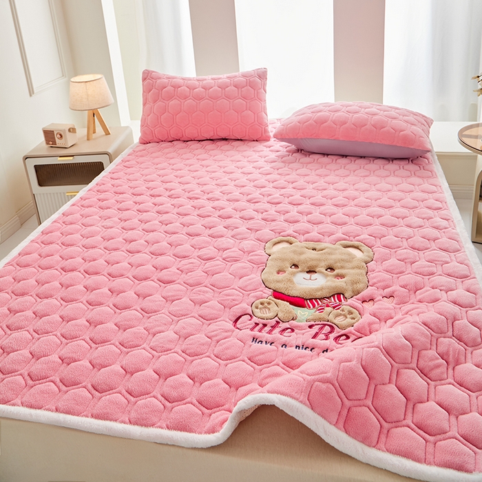 91家纺网 家纺一手货源 找家纺 初心家纺 2025新款卡通绣花牛奶绒夹棉床垫 可爱熊-蜜桃粉