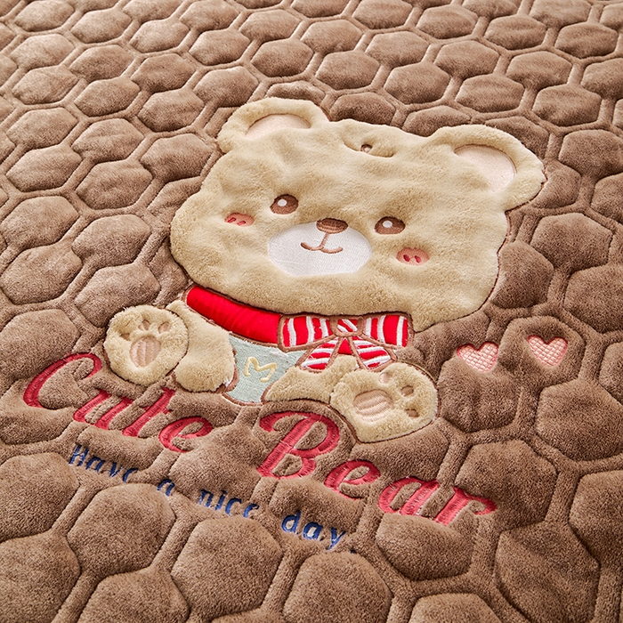 91家纺网 家纺一手货源 找家纺 初心家纺 2025新款卡通绣花牛奶绒夹棉床垫 可爱熊-咖啡色