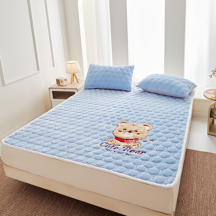 91家纺网 家纺一手货源 找家纺 初心家纺 2025新款卡通绣花牛奶绒夹棉床垫 可爱熊-天蓝