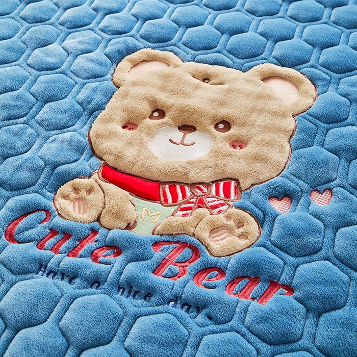 91家纺网 家纺一手货源 找家纺 初心家纺 2025新款卡通绣花牛奶绒夹棉床垫 可爱熊-深海蓝