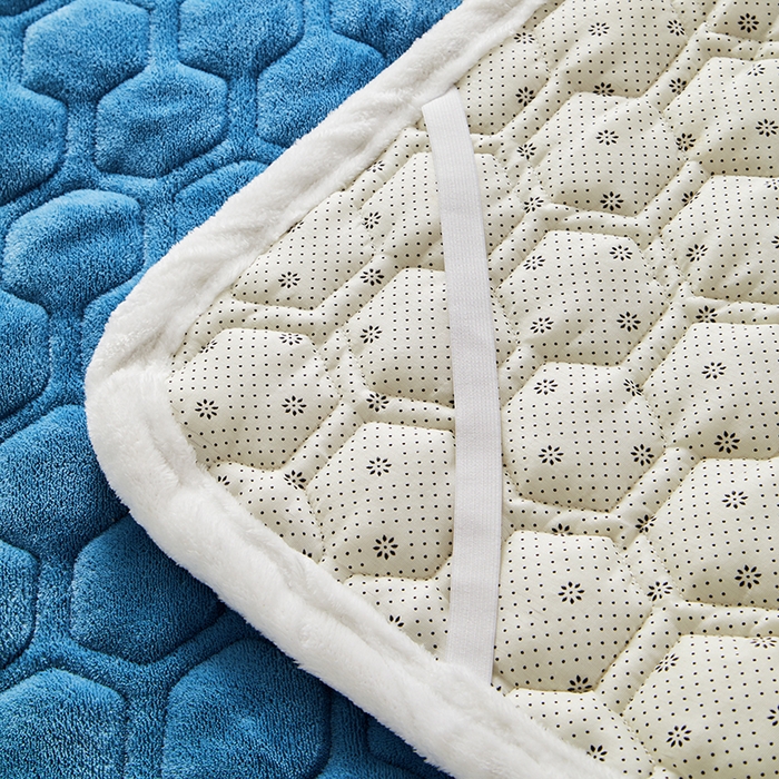 91家纺网 家纺一手货源 找家纺 初心家纺 2025新款卡通绣花牛奶绒夹棉床垫 可爱熊-深海蓝